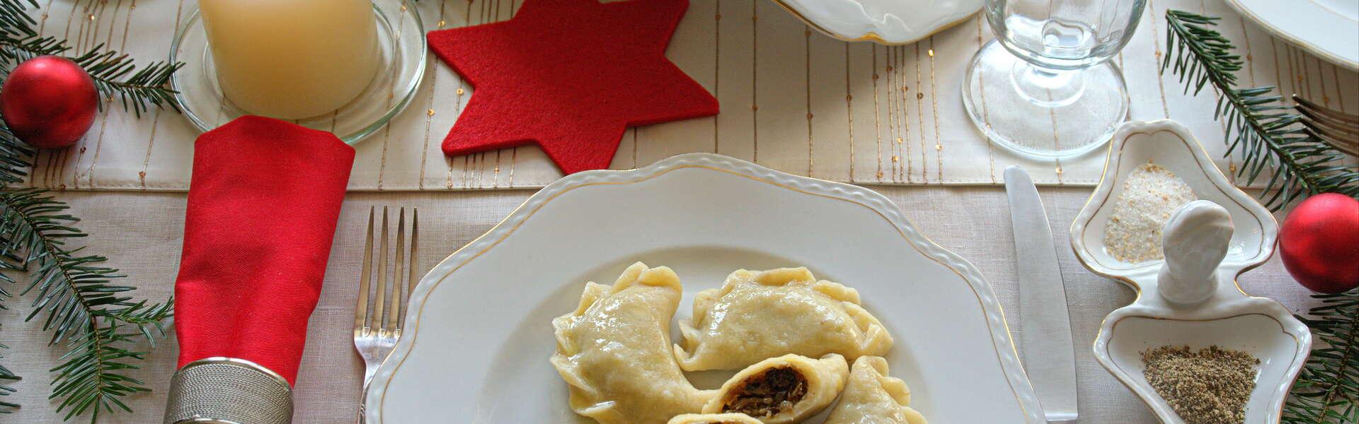 Pierogi ułożona na eleganckim talerzu, akrytm na stół świąteczny.