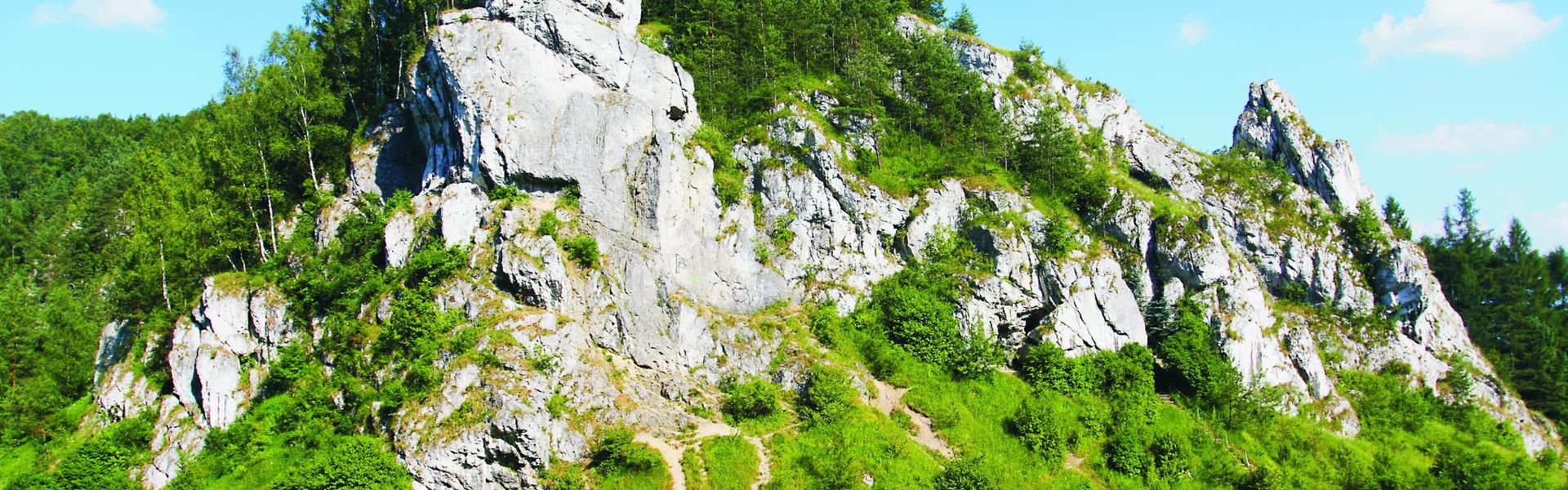 białe wapienne skały w otoczeniu zieleni, w tle błękitne niebo