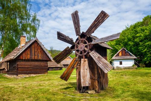 skansen, zabytkowy wiatrak na pierwszym planie