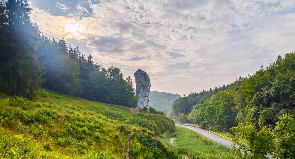 Ein Fels in Form einer Keule, als Herkuleskeule bekannt, in grüner Umgebung