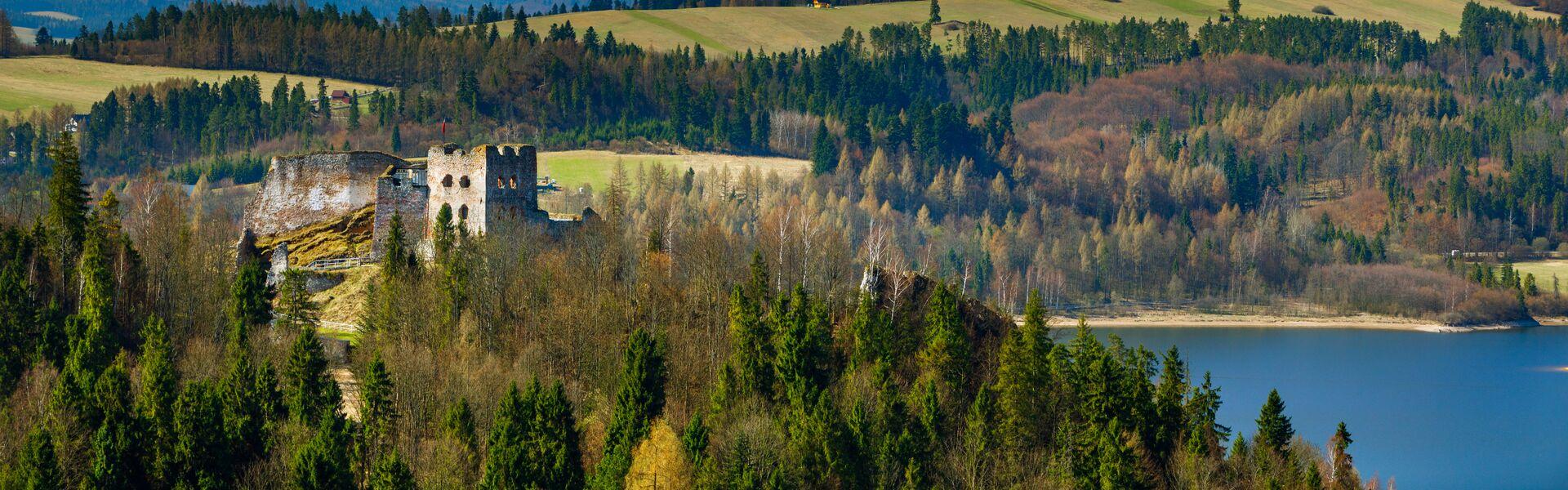 Die Burg von Czorsztyn mit der Hohen Tatra im Hintergrund