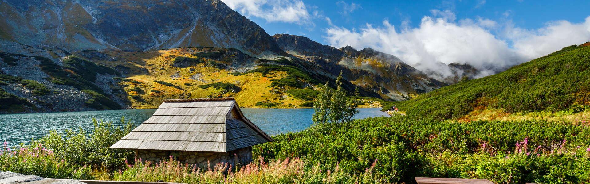 Blick von oben auf die Teiche im Fünf-Seen-Tal in der Tatra. In der unteren rechten Ecke das Logo - die Aufschrift „Małopolska natürlich“.