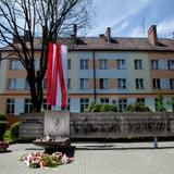 Bild: Jüdisches Tauchbad und an den ersten Transport ins Konzentrationslager Auschwitz erinnerndes Denkmal in Tarnów