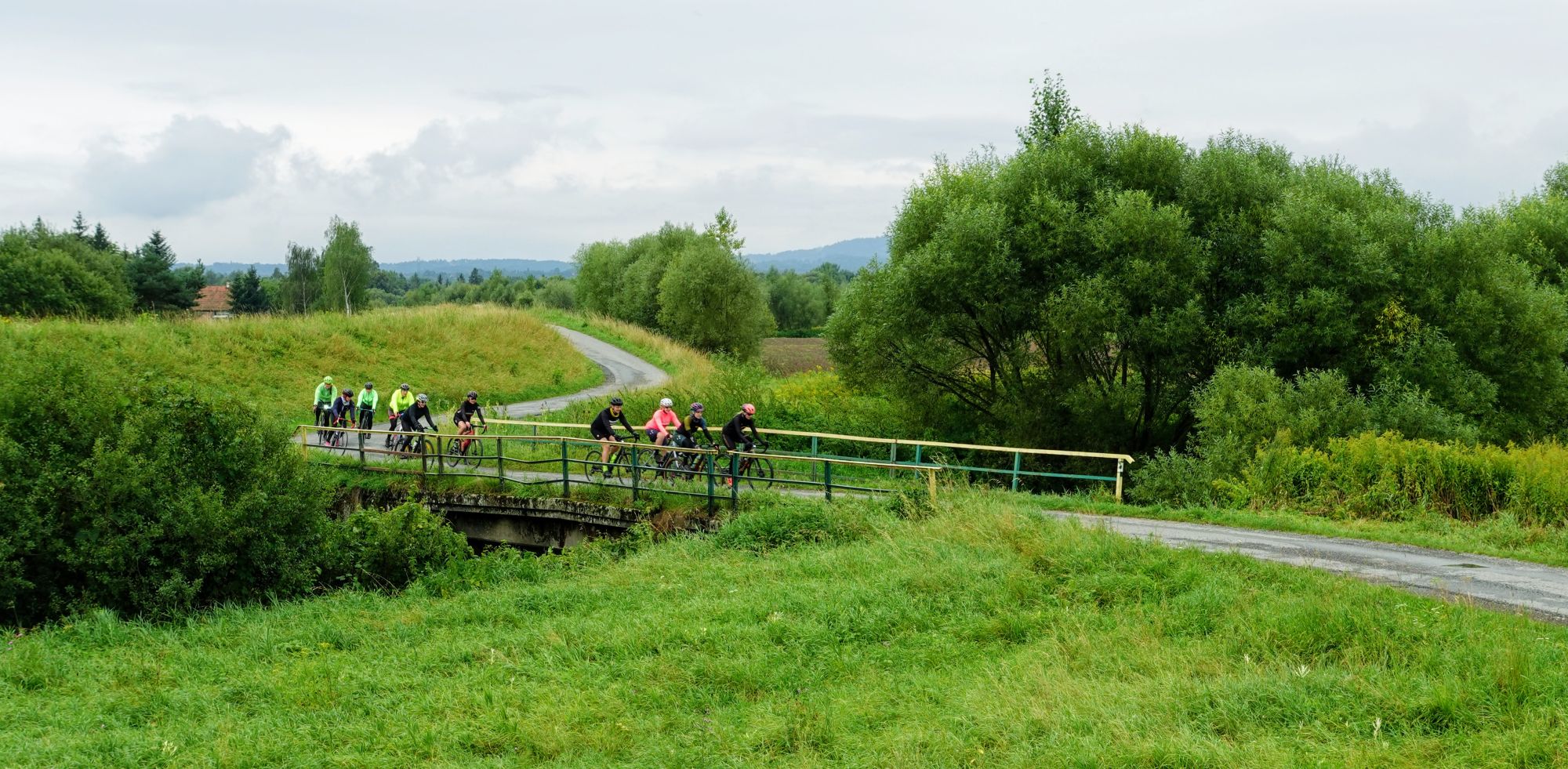 Kolarki na drodze. Czernichów