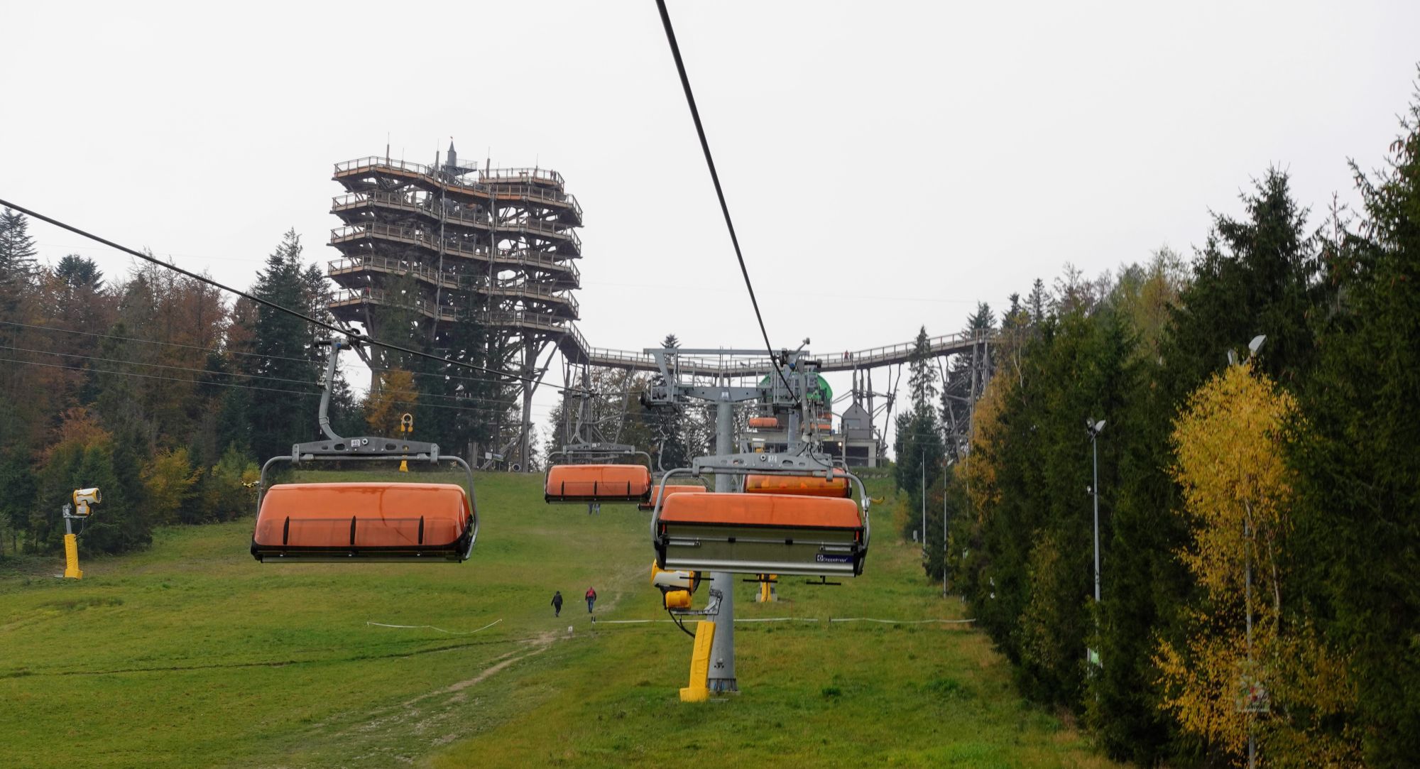 Widok na wieżę widokową z wyciągu Bike Park Słotwiny Arena