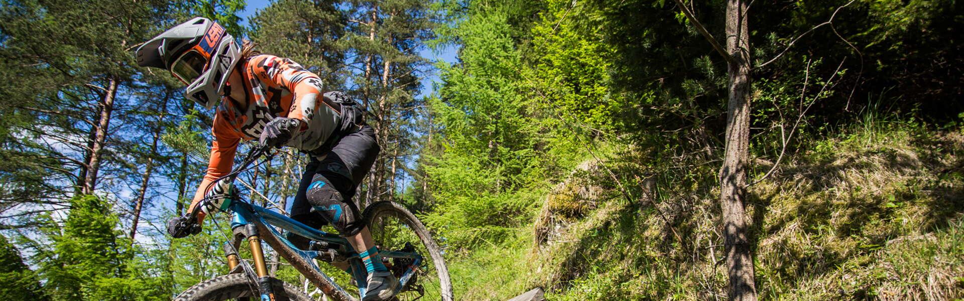 Rowerzysta na trasie jednego z małopolskich bikeparków - Joy Ride Bike Park Kluszkowce